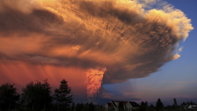 Bedrohung durch Supervulkane: Erst vor wenigen Tagen ist in Chile der verhältnismäßig kleine Vulkan Calbuco ausgebrochen. Die umliegenden Gegenden wurden unter einer zentimeterdicken Ascheschicht begraben.