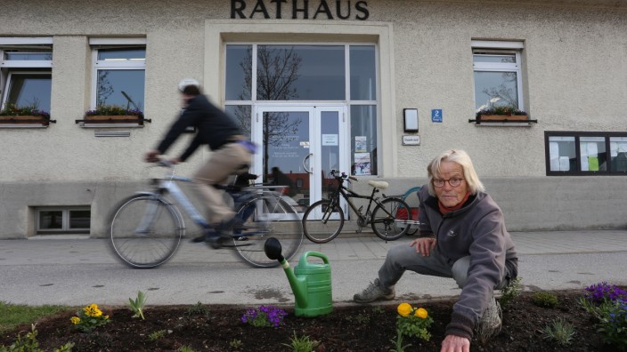 Neuried: Schön bunt: Frauke Buchholz (Bündnis 90/ Die Grünen) kümmert sich um das Beet vor dem Rathaus.