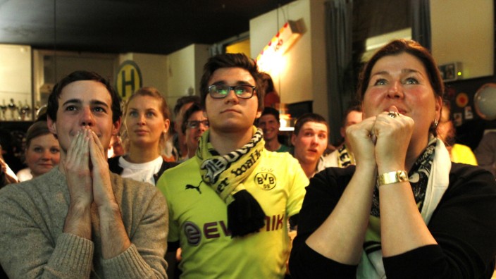 Borussia Dortmund Fans in der Kneipe "Clemensburg" in München, 2013