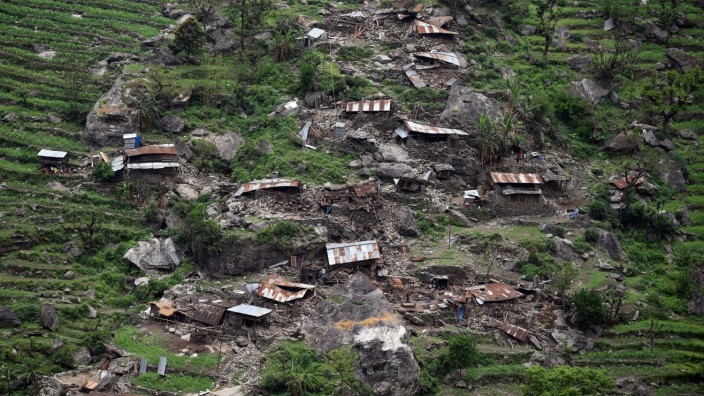 Nepal: Diese Aufnahme wurde von einem Helikopter aus fotografiert. Sie zeigt ein völlig zerstörtes Bergdorf im Distrikt Gorkha.