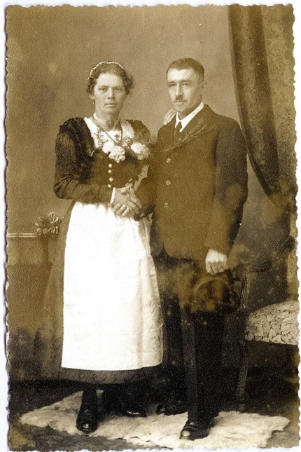 Hochzeitsbräuche: Ein Brautpaar um 1930 - mit der Braut im schwarzen Hochzeitskleid.