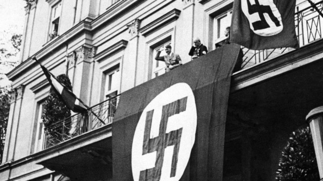 Hitler und Schwarz auf dem Balkon des Braunen Hauses, 1933