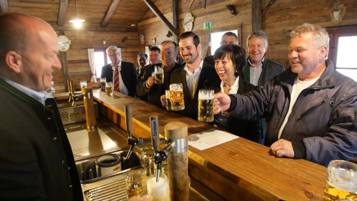 Traditionelle Bierprobe: Bürgermeisterin Anita Meinelt (3. v. rechts) schmeckt das Festbier; neben ihr Festwirt Christian Krämmer, am Zapfhahn steht Harald Seisenberger.