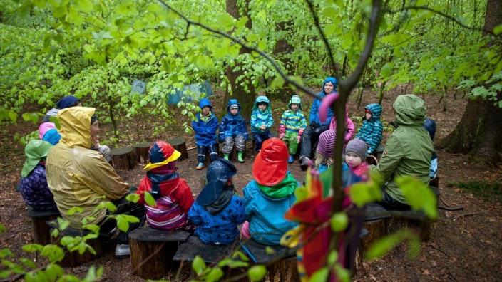 Ebersberg: Es gibt kein schlechtes Wetter, nur schlechte Kleidung. Gut eingepackt dürfen deshalb die Kinder im Waldkindergarten jeden Tag draußen spielen.