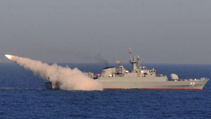Persischer Golf: Ein iranisches Kriegsschiff feuert während eines Manövers eine Rakete ab.