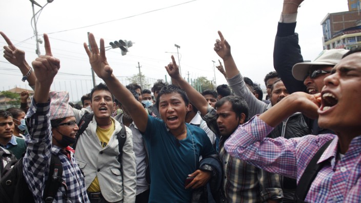Erdbebenkatastrophe in Nepal: Nepalesen demonstrieren in Kathmandu gegen die Regierung und die langsame Hilfe.