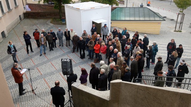 Ausstellung : Etwa 50 Gäste kamen am Dienstagabend zur Eröffnung der Ausstellung "Dachauer Aufstand".