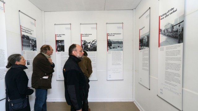 Ausstellung : 70 Jahre nach dem Dachauer Aufstand informieren sich die Ausstellungsbesucher über den NS-Widerstand.