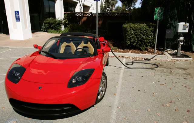 Der Tesla Roadster an der Ladestation