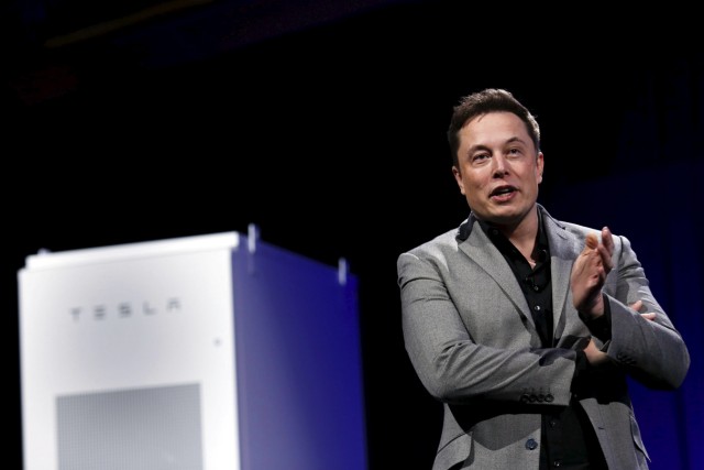 Tesla Motors CEO Elon Musk zeigt die Powerwall Home Battery.