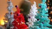 Weihnachtstradition weltweit: Geschmackssache: bunte, künstliche Miniaturtannen