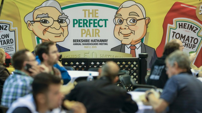 Aktionärstreffen von Berkshire Hathaway: Das perfekte Paar: Für viele Aktionäre sind Warren Buffett and Charlie Munger (hier auf einem Wandbild) richtige Idole.
