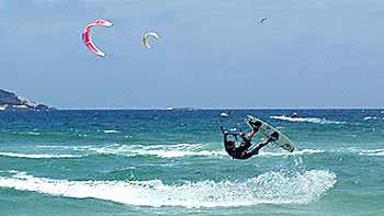 Trendsport: Die Schirme, auch Kites genannt, lassen den Surfer abheben.