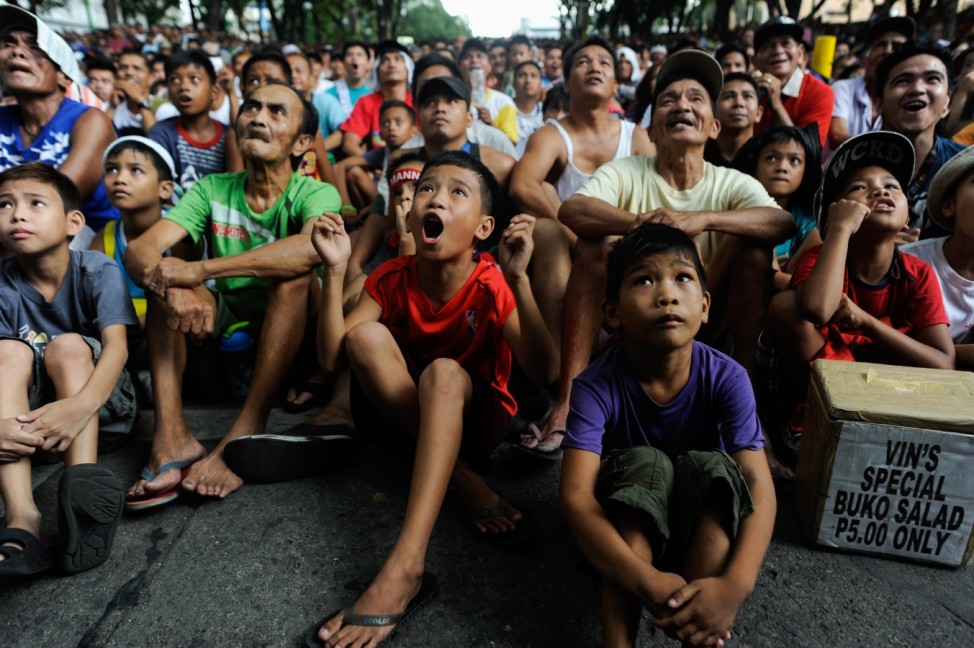 Fans In Manila Watch Manny Pacquiao v Floyd Mayweather
