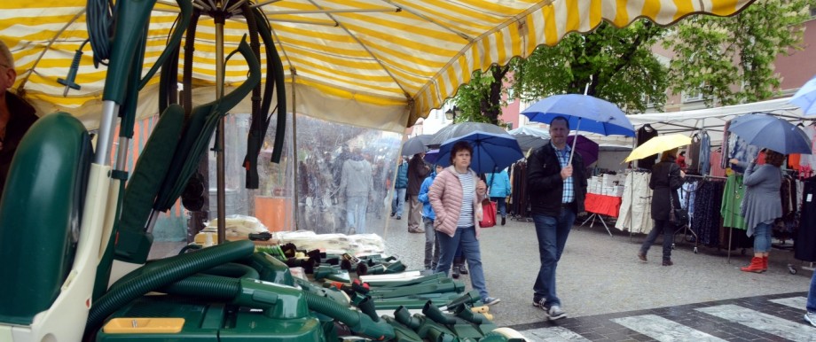 Shoppen in Erding: Der Kreuzmarkt findet immer am ersten Sonntag im Mai statt - dann ist in Erding verkaufsoffener Sonntag. Foto: Renate Schmidt