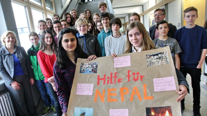 Freising: Sonami Atikari (links) und Marie Kramer von der 9b des Camerloher-Gymnasiums laden am Donnerstag zu einer Spendenveranstaltung zu Gunsten Nepals ein.