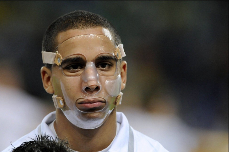 Почему играл в маске. Футболист в маске на лице. Защитная маска футболиста. Футболист в маске на носу.