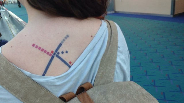 Studentin Emma Milkin und ihr Tattoo vom Flughafen-Teppich Portland