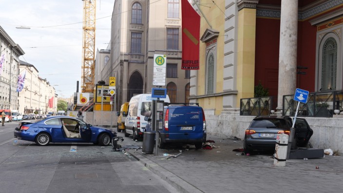 Unfall vor Oper: Bei dem schweren Unfall in der Maximilianstraße starb eine Frau.