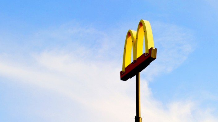 Rechtsstreit: Eigenständige Unternehmen dürfen unter dem goldenen "M" Cheeseburger und Happy Meals verkaufen, dafür füttern sie den Mutterkonzern mit Umsätzen, Pachtgebühren und absoluter Loyalität. Das ist der McDonald's-Deal.
