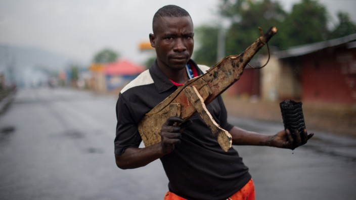 Burundi: Kein Spiel: Bei den Krawallen in Burundi wurde auch schon mit scharfer Munition geschossen.
