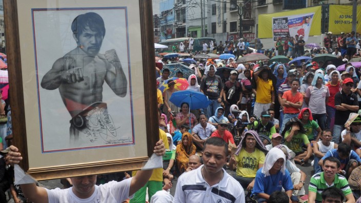 Boxen: Mehr als ein Boxer: In seiner Heimat auf den Philippinen wird Manny Pacquiao verehrt. Die Szene zeigt eine Straße in Manila.