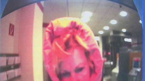 Gröbenzell: Wer kennt diese Frau? Das Foto der Überwachungskamera wurde gemacht, als diese Frau versuchte, mit einer gestohlenen EC-Karte Geld abzuheben.