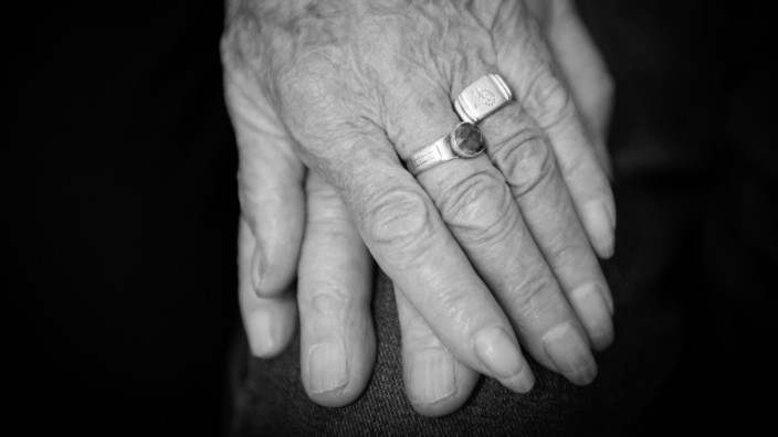 Holocaust-Überlebender: Den Ring an Genias Ringfinger hat ihr Nahum nnoch vor dem Krieg geschenkt. Im KZ hätte sie ihn abgeben müssen, doch sie hat ihn nicht vom Finger gekriegt. Dafür wurde sie schwer geschlagen, doch so ist er ihr geblieben und sie hat ihn nie wieder abgenommen.