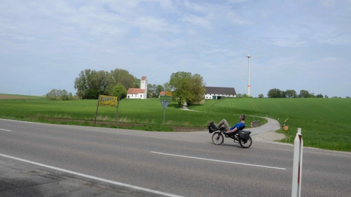 Verkehr: Die Anwohner des Weblinger Wegs sähen die von der Stadt Dachau geplante Verkehrsinsel lieber auf Höhe von Steinkirchen.