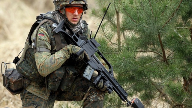 Grüne zur G36-Affäre: Kann ein einziges Unternehmen eine "systemische Bedeutung" für die Bundeswehr haben? Ein Soldat mit Trainingsgewehr aus dem Hause Heckler & Koch.