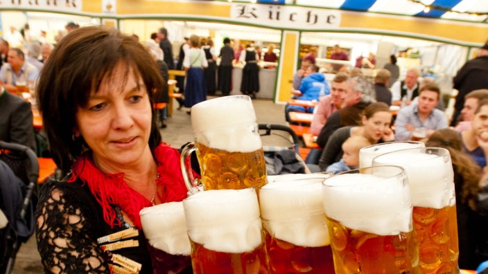 Grafinger Volksfest: Bald fließt in Grafing wieder das Bier - und die Bedienungen zeigen ihre bemerkenswerte Muskelkraft.