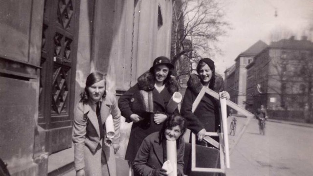Schau: Ida (rechts) und drei Freundinnen vor der Staatsschule für Angewandte Kunst an der Luisenstraße 37, dahinter die Technische Hochschule um 1932.