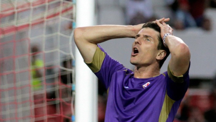 Europa League: Mario Gomez ärgert sich nach vergebener Chance.