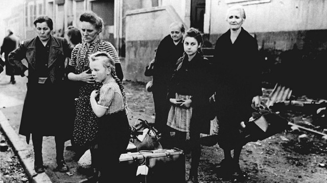 Zweiter Weltkrieg: Richtung Westen: Deutsche Frauen und Kinder stehen im Jahr 1945 mit ihrem Gepäck am Straßenrand und warten auf eine Transportmöglichkeit. Mehr als zwölf Millionen Menschen flüchteten oder wurden aus den damaligen deutschen Ostgebieten vertrieben.