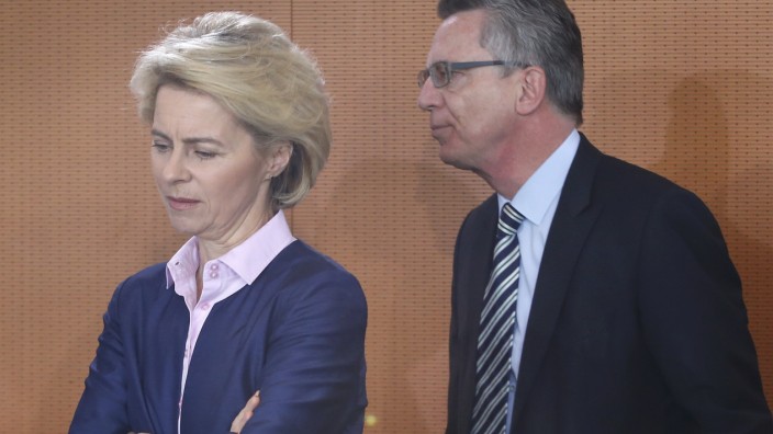 German Defence Minister Von der Leyen and Interior Minister De Maiziere arrive for cabinet meeting in Berlin