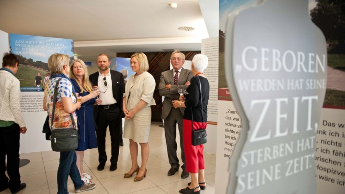 Ebersberg: Landtagsabgeordnete Doris Rauscher (Vierte von links) hat die Hospizausstellung initiiert.