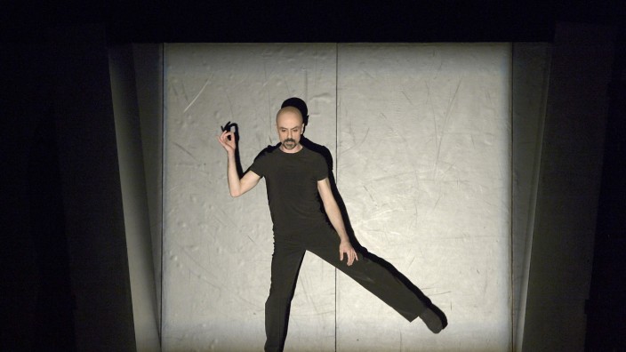 Ballett: Der Chef tanzt selbst: Goyo Montero, der Nürnberger Ballettdirektor, stellt sein jüngstes Stück "111" vor, mit dem er zu seinen Anfängen zurückkehrt.