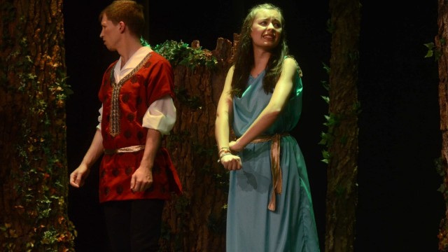 "Sommernachtstraum" im Theater am Stadtwald: Alexander Sakuth als Demetrius und Caroline Guth als Helena haben sich im sommernächtlichen Wald verirrt.