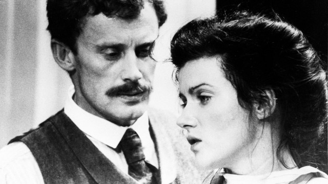 Daniel Olbrychski und Barbara Sukowa in einer Szene des Films "Rosa Luxemburg" von Margarethe von Trotta aus dem Jahr 1986.