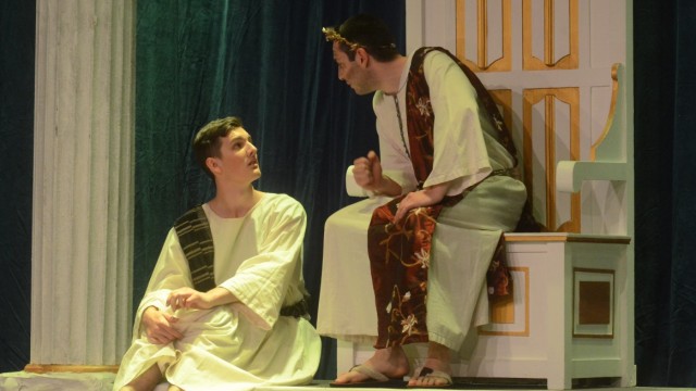 "Sommernachtstraum" im Theater am Stadtwald: Der König von Athen mit seinem Hofnarren: David Husarek (rechts) und Alexander Langer.