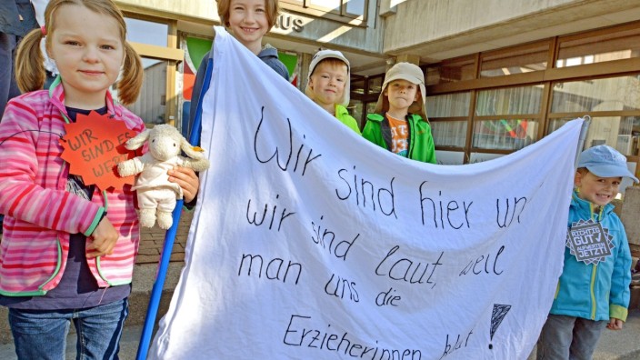 In Olching: Vor dem Olchinger Rathaus demonstrieren Kinder und Eltern für die streikenden Erzieherinnen.