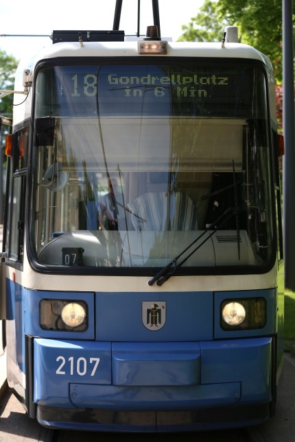 Straßenbahnen in München: An der Stirnseite der Straßenbahn wird neben dem Fahrtziel auch die Zeit bis zur Abfahrt angezeigt.
