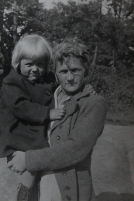 Bewegtes Leben: Bild aus schlechten Tagen: die vierjährige Silja Rosenthal 1944 oder 1945 mit ihrer Mutter auf der Flucht.