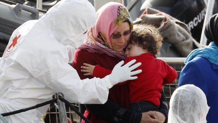 Ihr Forum: Flüchtlinge nach ihrer Rettung. Immer mehr Menschen nutzen das ruhige Wetter zur Flucht über das Mittelmeer.