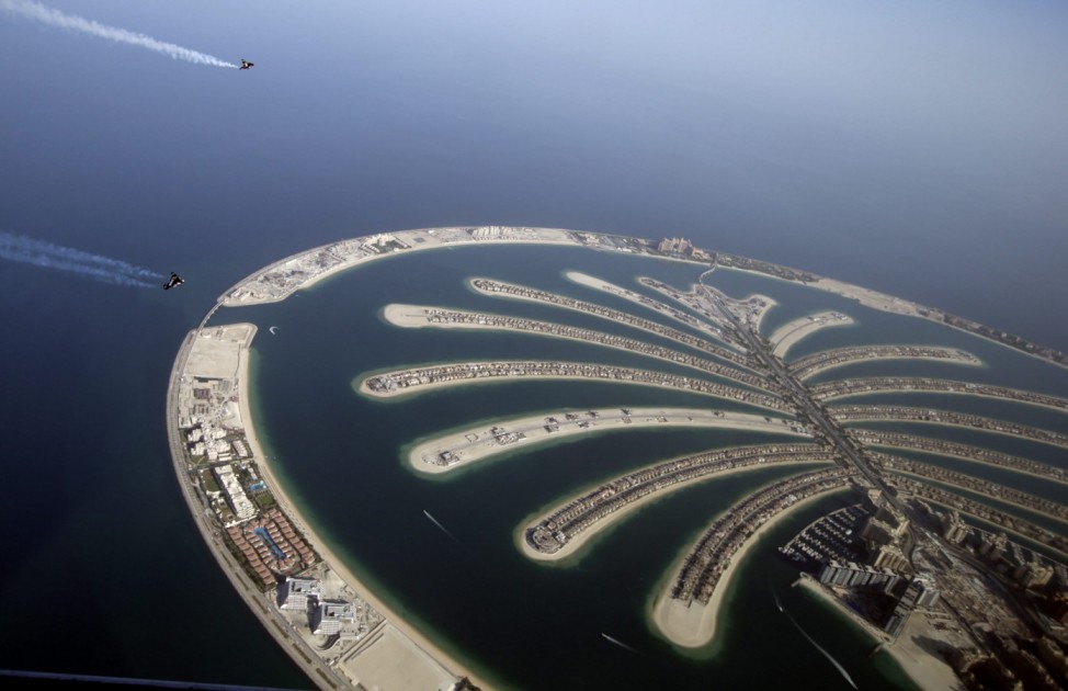 Jetman flies over Dubai