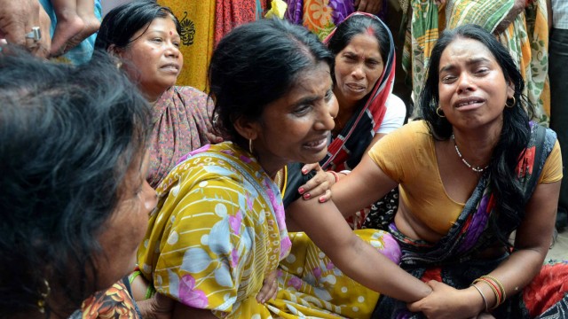 Erdstöße: Das neue Beben forderte nicht nur in Nepal Opfer, sondern auch im Nachbarland Indien: Hier trauert in der Stadt Patna eine Frau um ihren Mann.