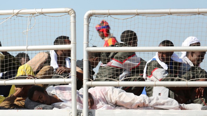 Vorschläge aus Brüssel: Flüchtlinge warten auf dem Rettungsschiff "Phoenix" darauf, dass sie in Sizilien an Land gehen können.