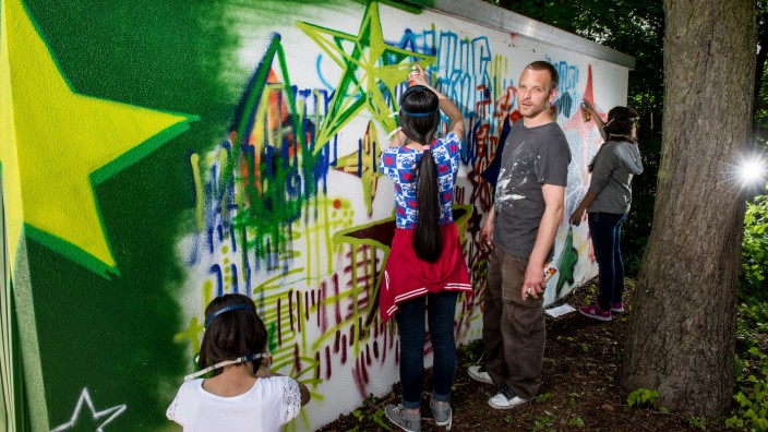 Kindern der Sternschule Neustift lernen Graffiti
