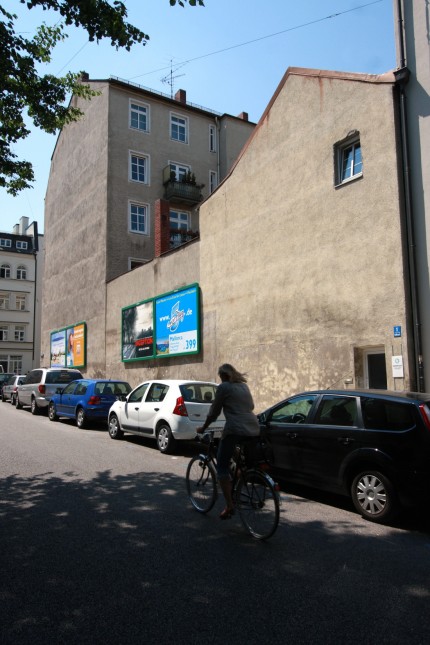 Altstadt: Nach der Condrobs-Zwischennutzung soll das Gebäude (rechts) durch ein neues Wohnhaus ersetzt werden.