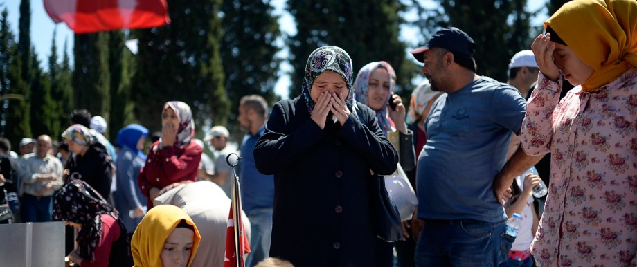Grubenunglück in der Türkei vor einem Jahr: Am ersten Jahrestag der Katastrophe trauern Angehörige um die Opfer des Grubenunglücks in Soma